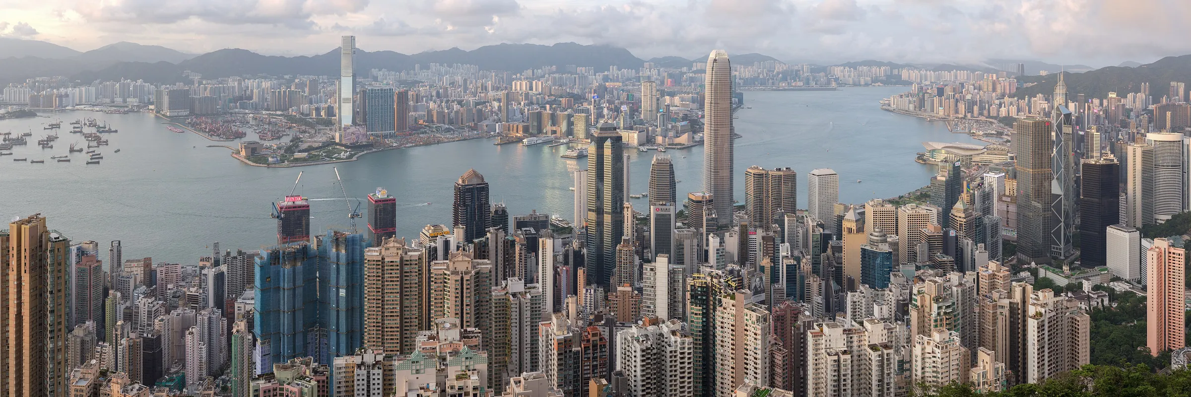 Victoria Harbour a panoramata Central a Kowloonu z Lugard Road na Victoria Peak, květen 2022