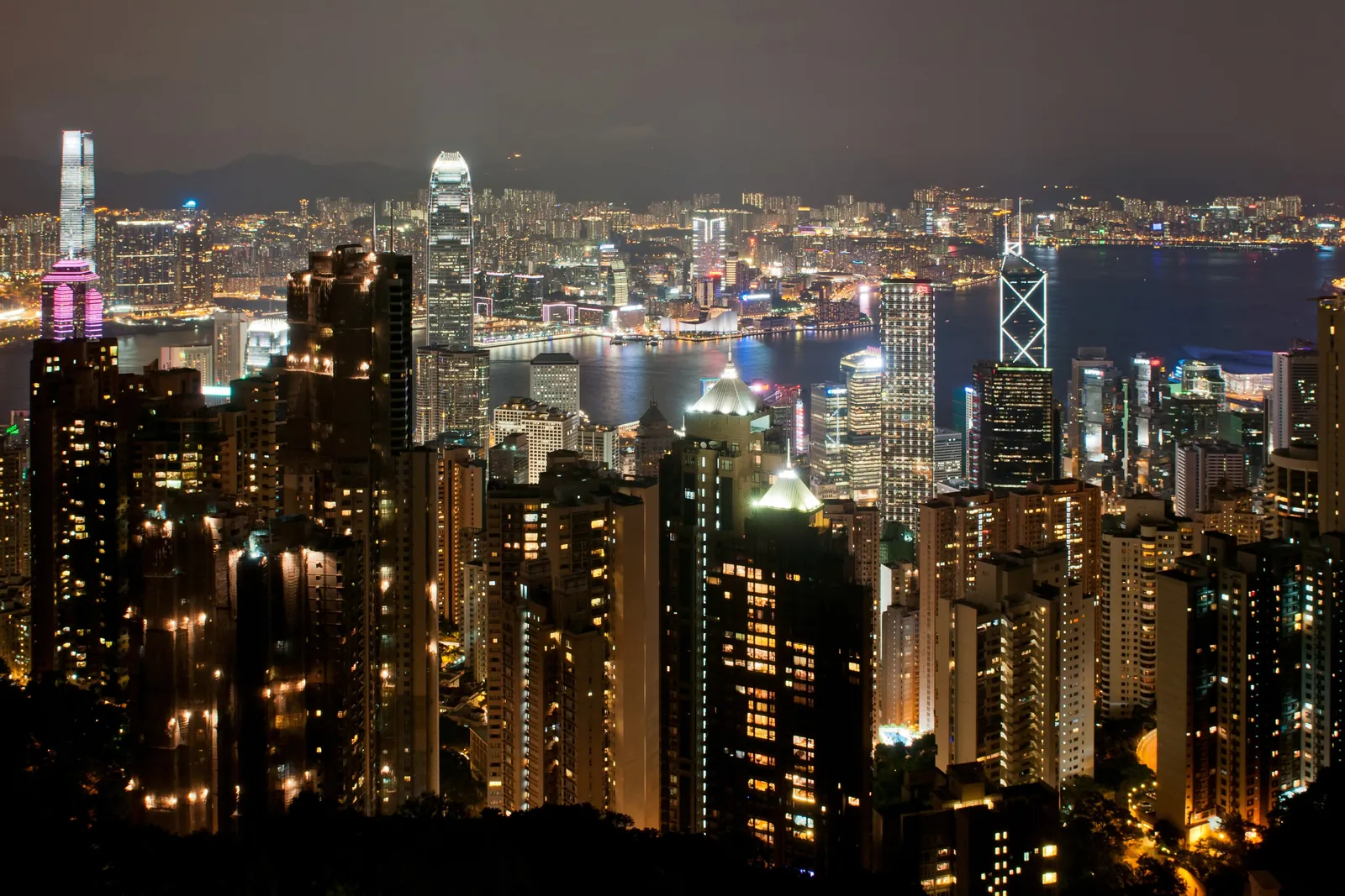 Victoria Harbour a panorama Central v noci z Peak, vyfotografováno v srpnu 2013