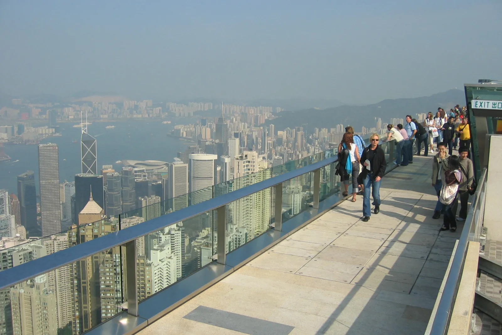 Vyhlídková terasa na vrcholu Peak Tower v mlhavém počasí, vyfotografováno v prosinci 2006